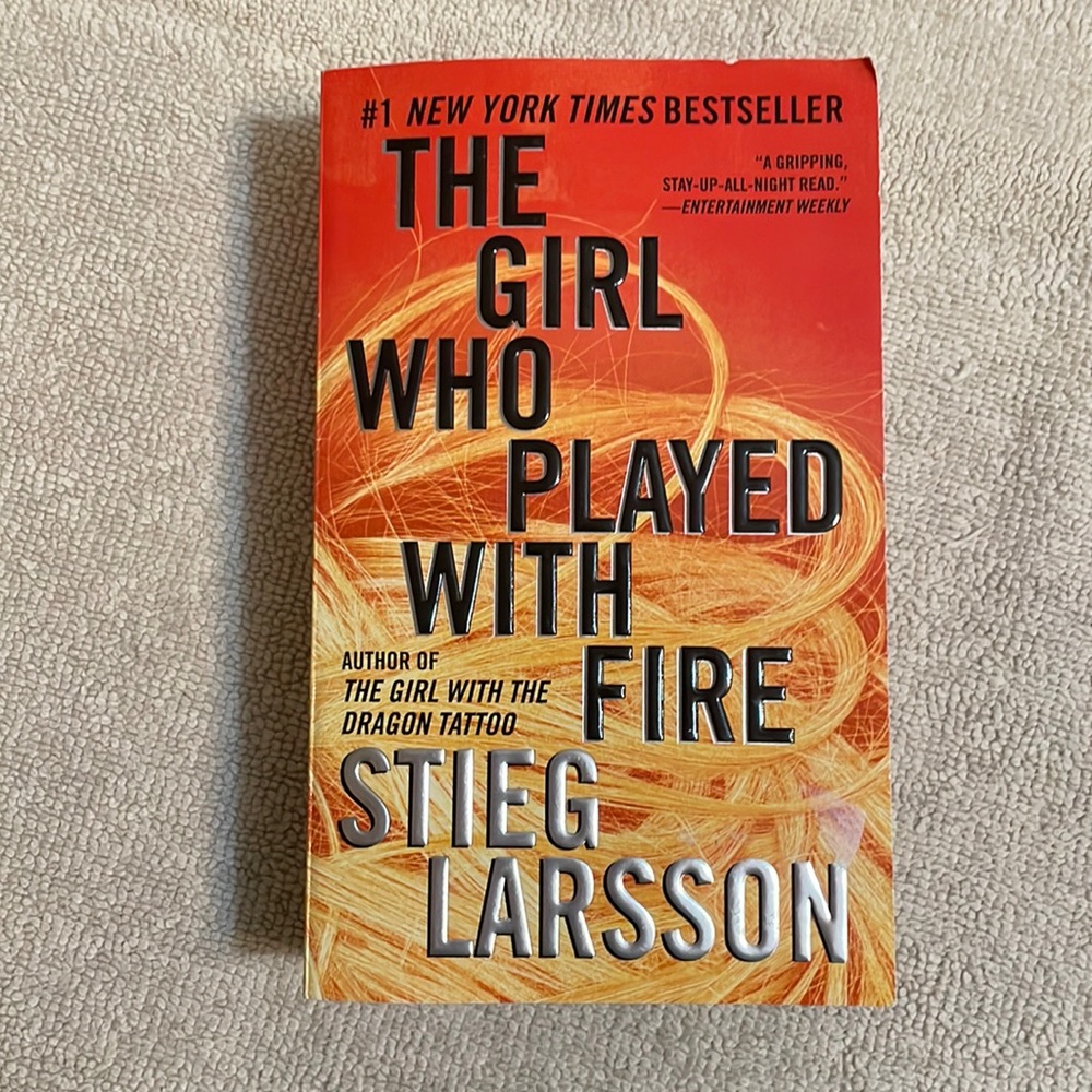 📚2/$6  The Girl Who Played with Fire #2 in the Millennium Series